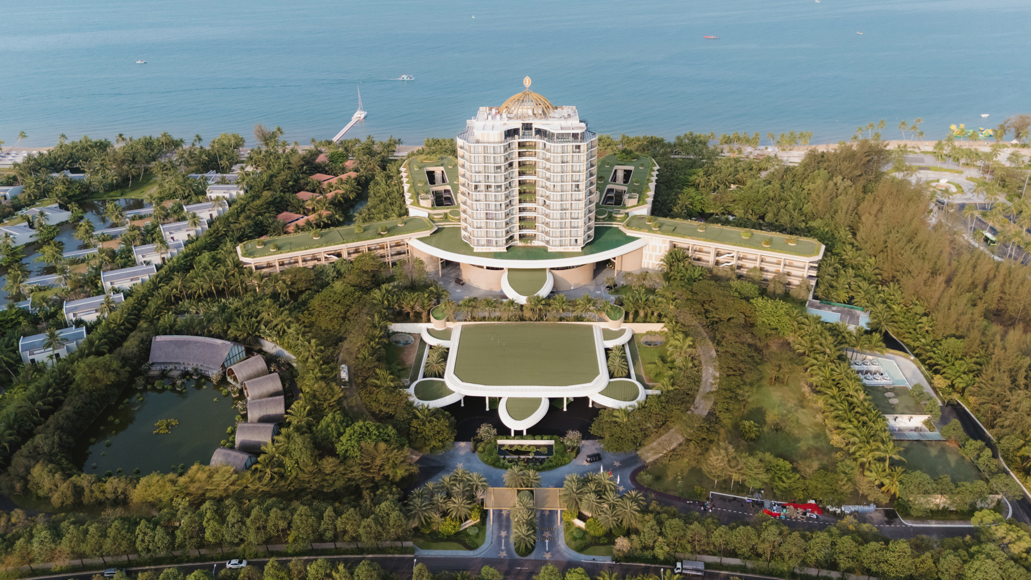 Toàn cảnh InterContinental Phú Quốc Long Beach Resort nhìn từ trên cao, toà nhà chính giữa rừng cây hướng ra biển