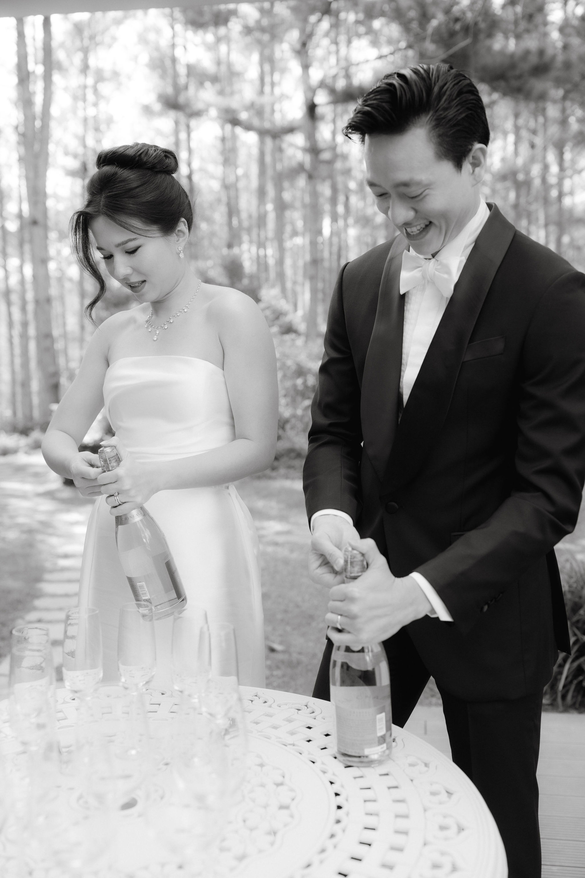 Jenny và Christian khui champagne trong vườn thông tại Bình An Village
