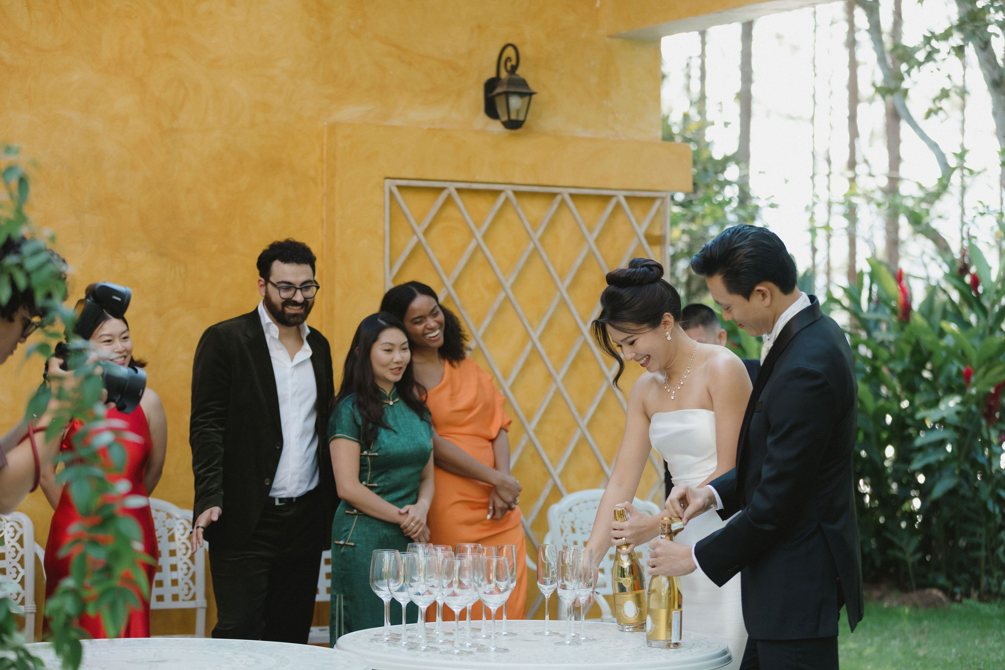 Jenny và Christian rót champagne mời bạn bè trên sân vườn tại Bình An Village Resort, Đà Lạt